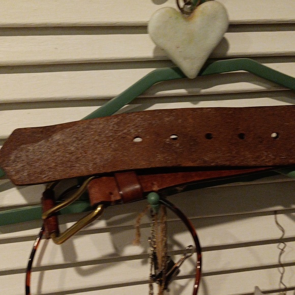 Woman's leather belt.. beautiful belt been sitting in my closet..to small for me - Picture 13 of 16